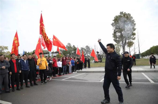 元旦当天，昌南新区、城投集团举行迎新年“名坊园”千人跑活动