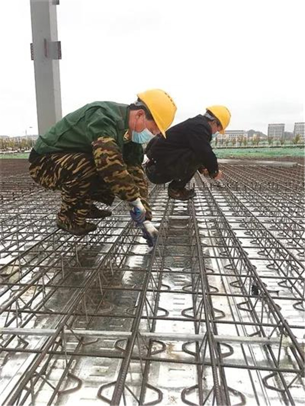 陶瓷总部基地：雨中施工赶进度