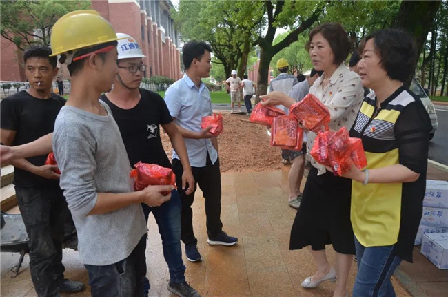 炎炎夏日送清凉，点滴关怀暖人心——城投集团各党支部开展“送清凉”慰问一线员工活动