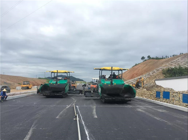 景德镇这条道路进入沥青摊铺阶段，机场直达景北高铁站的“最后一公里”即将通车