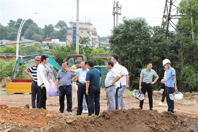 黄金龙现场调度中渡口码头建设情况