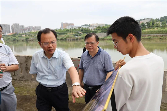 黄金龙现场调度中渡口码头建设情况