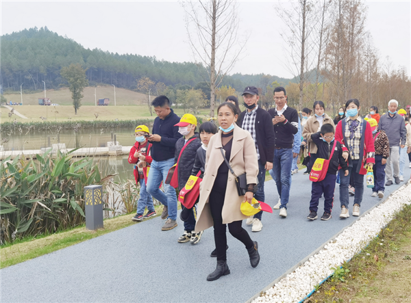 “千人市民观察团”走进城投集团龙山湖公园、陶瓷产业加速基地等项目