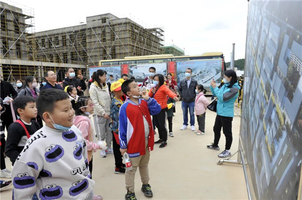 “千人市民观察团”走进城投集团龙山湖公园、陶瓷产业加速基地等项目