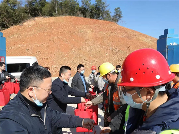 高晓云一行走访慰问重点项目施工人员