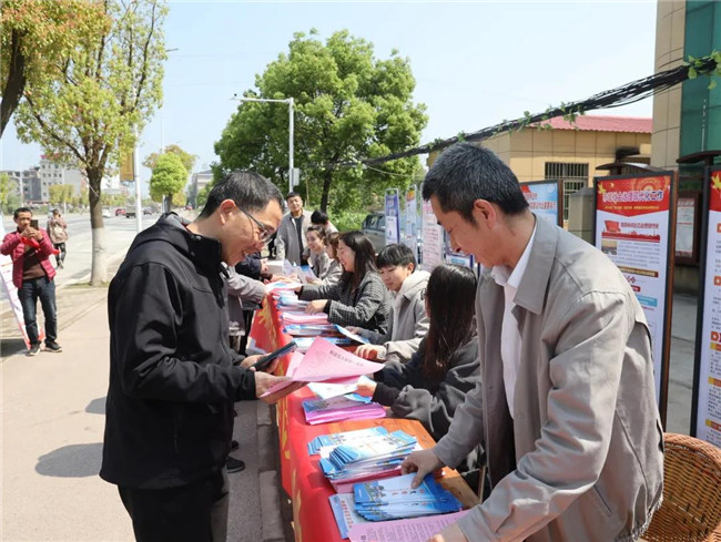 市城投集团组织开展普法宣传党员志愿服务活动